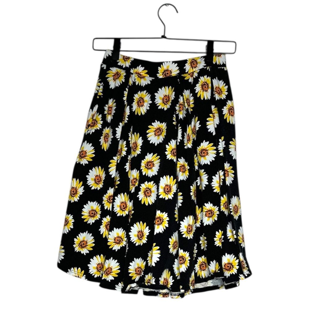 LuLaRoe Madison Black Daisy Floral A-Line Skirt Small Pleated Flowy Cottagecore